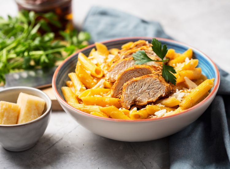 Penne à la sauce cajun et poulet poêlé